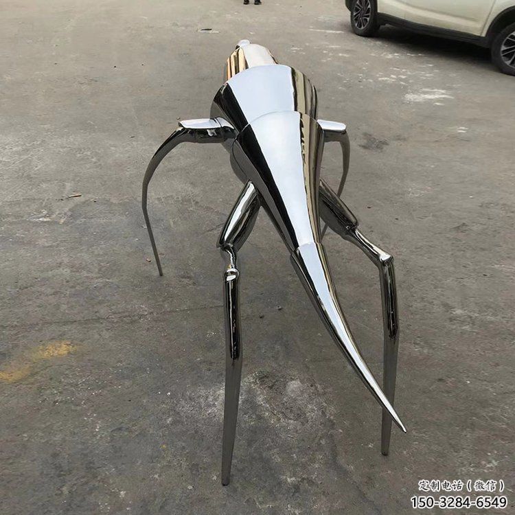 校园蝗虫雕塑,镜面抛光雕塑,昆虫主题 校园蝗虫雕塑,镜面抛光雕塑,昆虫主题