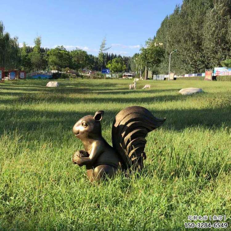 铜松鼠雕塑厂家，动物景观摆件，仿古元素设计 (1)