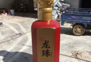 街道酒瓶雕塑，锻造景观雕塑，彩绘效果