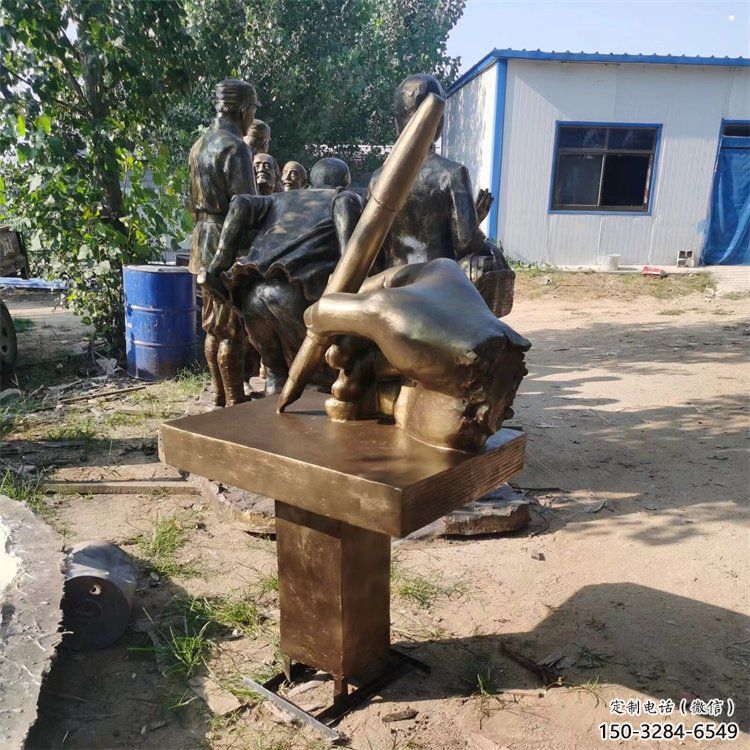 广州手握钢笔雕塑，街道标识，玻璃钢手握钢笔雕塑厂家